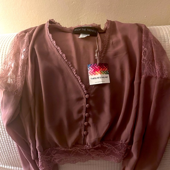 Cute feminine crop blouse. Never worn. - Picture 1 of 4